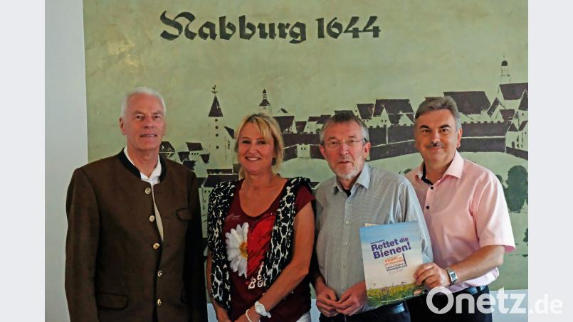 Bernhard Suttner (Zweiter von links) sprach bei der Infoveranstaltung über das von der ÖDP initiierte Volksbegehren. Mit im Bild (von links) stellvertretender Landrat Arnold Kimmerl, Dritte Bürgermeisterin Heidi Eckl  sowie Kreisvorsitzender  Alfred Damm. twi