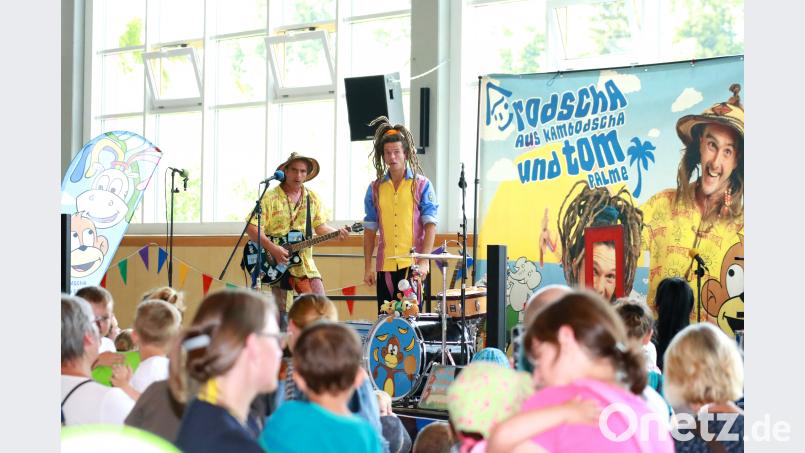Ein Mitmach-Kinderkonzert mit Rodscha aus Kambodscha und Tom Palme in der Doppelsporthalle rundete das Jubiläumsfest ab. Neumann, Jochen