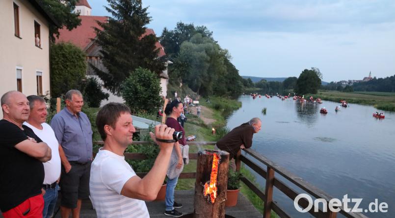 Zahlreiche Zuschauer verfolgten das Geschehen vom Ufer aus. ggö