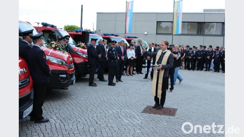 Pfarrer Gerhard Beck sprach die Fürbitten, während Stadtpfarrer Stefan Wagner (Bild) die Segnung übernahm. In Reih und Glied standen die fünf neu angeschafften Einsatzfahrzeuge für die Feuerwehren der Gemeinde Neunburg sowie das Fahrzeug der Feuerwehr Kulz dazu bereit. sns