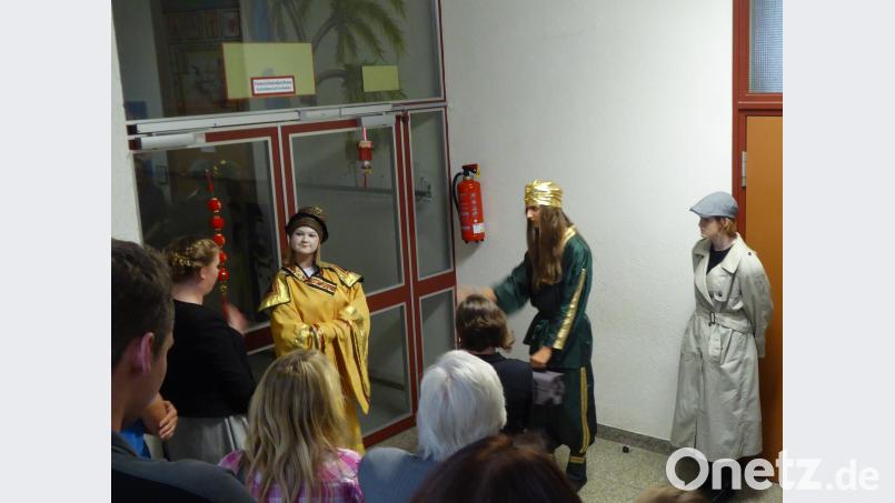 Die  Schulspielgruppe des Luisenburg-Gymnasiums nutzt das ganze Schulgelände als Bühne. exb