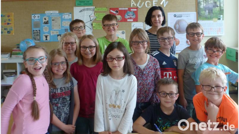 Beim Gruppenfoto setzten die Schüler Testbrillen auf. exb