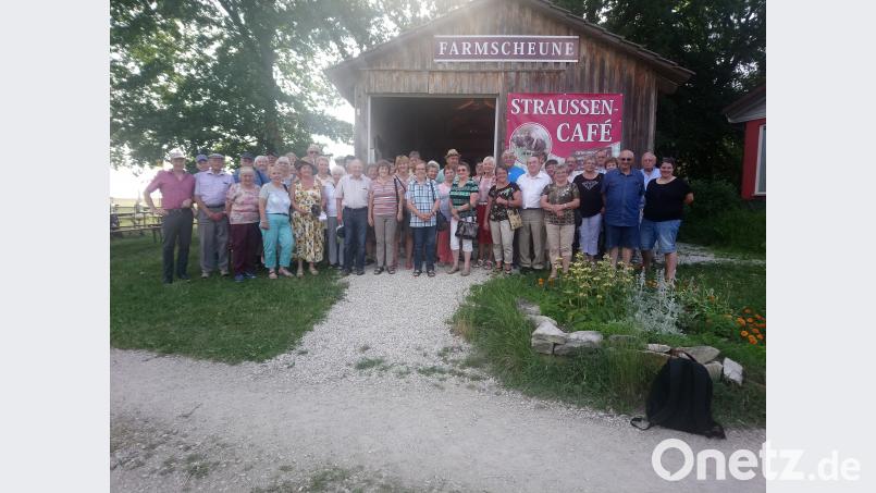 Die Besucher-Gruppe aus Rieden in der Straußenfarm Erlbacher in Oberndorf bei Freystadt. sam