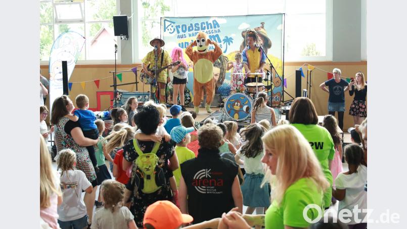 Ein Mitmach-Kinderkonzert mit Rodscha aus Kambodscha und Tom Palme in der Doppelsporthalle rundete das Jubiläumsfest ab. Neumann, Jochen