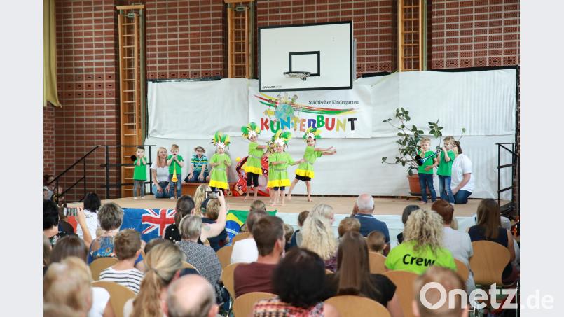 Mit dem Musical &quot;1000 Farben hat die Welt&quot; begeisterten die Kindergartenkinder. Dabei entführten sie die Besucher in die verschiedensten Länder. Neumann, Jochen