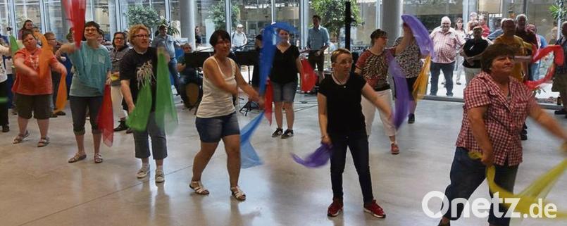 Die Tanzgruppe der Jura-Werkstätten unterhielt die Zuschauer mit ihrer Tücher-Choreographie. pwpt