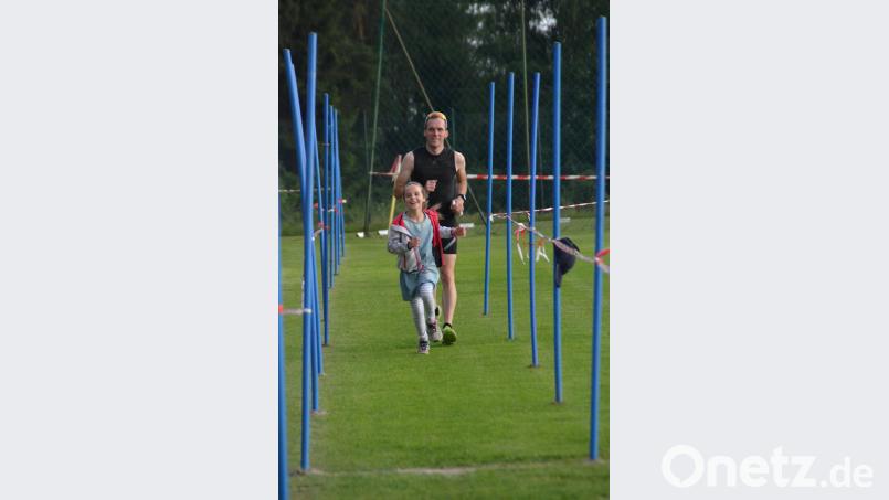 Die Tochter unterstützt den Vater beim Zieleinlauf. jub
