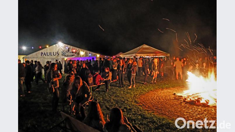 Die &quot;Burning Night&quot; der Feuerwehr und der Landjugend zog auch in diesem Jahr wieder zahlreiche Besucher an. twi