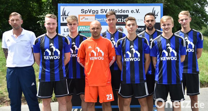 Die Neuzugänge der SpVgg SV Weiden: (von rechts) Noah Scheler, Dennis Paulus, Dominik Huber, Kevin Grünauer, Fabian Helleder, Matthias Götz, Sebastian Bilz, Bastian Strehl und Trainer Andreas Scheler. Es fehlt Maximilian Geber (Urlaub). Alfred Schwarzmeier [AF] (alfred.schwarzmeier@oberpfalzmedien.de)