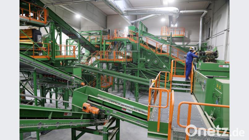 Die vollautomatische Vorschaltanlage in Bodenwöhr läuft  derzeit noch in der Testphase. Unter anderem werden Kunststoff, Metalle, Holz und weitere Wertstoffe aussortiert. Im Endausbau sollen 50000 Tonnen Sperrmüll pro Jahr durch die Anlage laufen und 25000 Tonnen Wertstoffe aussortiert werden. Götz