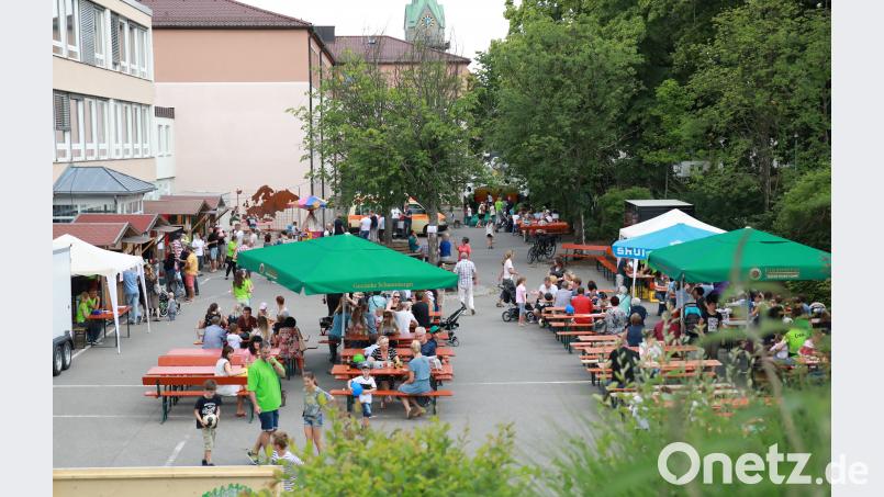 Für das leibliche Wohl beim Jubiläums-Sommerfest des städtischen Kindergartens Kunterbunt sorgte der Elternbeirat. Neumann, Jochen