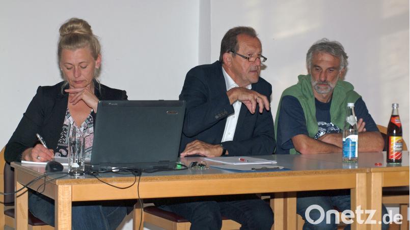 „Für das ZEN ist die Unterstützung der Rathäuser enorm wichtig,“ betonte ZEN-Vorsitzender Richard Gaßner (Mitte). Mit im Bild Yvonne Busch (links) vom ZEN-Team und Werner Lang (rechts) vom Agenda-21-Beirat. Bild: sön sön