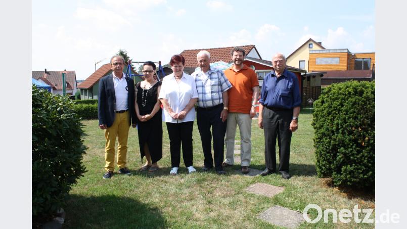 Wahl-Pressather mit Leib und Seele: Donald Cannon (Dritter von rechts neben Gattin Elsa) feiert seinen 80. Geburtstag. Mit unter den Gratulanten sind Bürgermeister Werner Walberer, Schwiegertochter Tanja (von links), Seniorenbeauftragter Albert Butscher und der evangelische Pfarrer André Fischer (von rechts). bjp