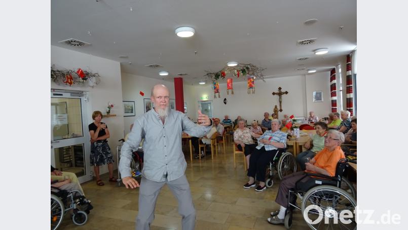 Die Marienheim-Senioren waren von der Taiji-Vorführung mit Thomas Huber sichtlich beeindruckt exb