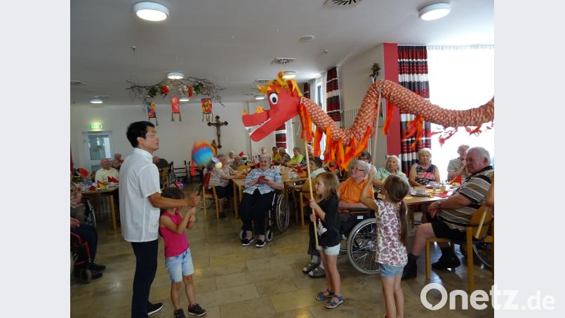 Die Siemens-Kindergartenkinder (kurz: „Siekids“)  führten bei den Marienheim-Senioren unter Leitung von Shidong Tang und Kindergartenleitung Brigitte Netta einen chinesischen Drachentanz vor exb