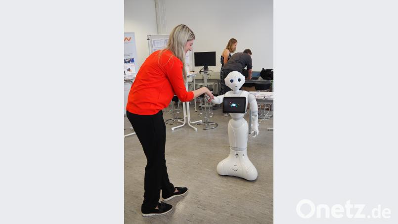 Ein Roboter heißt die Gäste willkommen. sbü