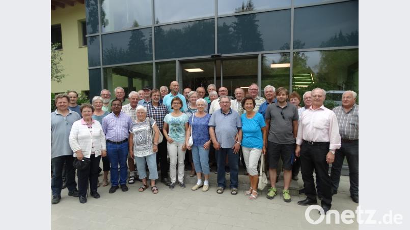 Eine sehr interessierte Gruppe der KAB Schlicht erkundet das Quarzsandwerk Strobel, das ihnen Günter Forster (zweite Reihe, Vierter von links im karierten Hemd), Hans Hirsch und Benjamin Forster (links) vorgestellen. ct