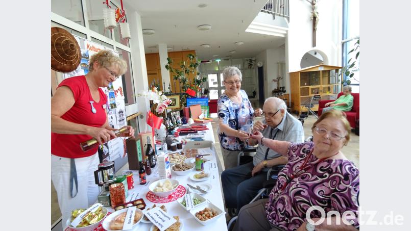 Im Caritas-Marienheim lockten chinesische Spezialitäten zahlreiche Heimbewohner und Gäste an exb