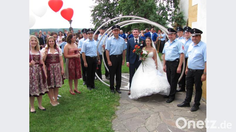Auch die Feuerwehr gratuliert ihrem Kameraden und ihrer Festdame. sei