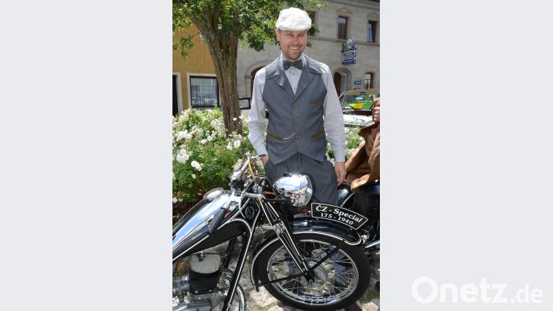 Der Motorradfahrer, mit seiner CZ-Spezial, 175 ccm Motor, Baujahr 1940, freute sich  über seine Teilnahme. bey