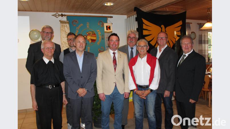 Mit einem Festkommers beginnen die Feierlichkeiten zum 90-jährigen Vereinsjubiläum der DJK. Vorsitzender Wolfgang Schwarz (Fünfter von rechts) hält einen kurzweiligen Vortrag. Die Grußredner (am Bild) sind  voll des Lobes für die hervorragende Arbeit des Vereins. prh