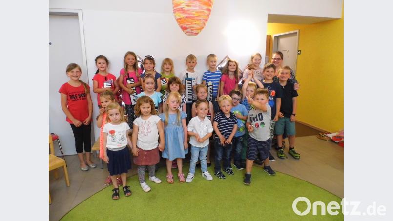 Mit einem Vorspiel-Nachmittag begeistern die Musikschüler von Lehrerin Kornelia Kraus (hinten, rechts) viele Gäste in der Musikschule. fjo