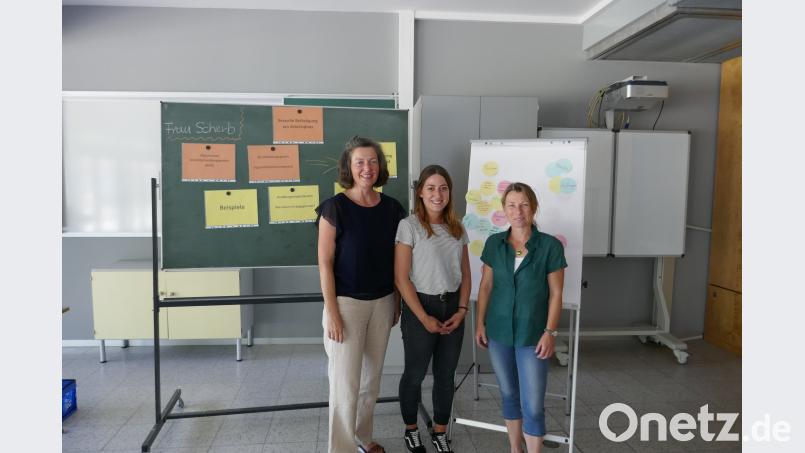 Raum für Diskussion, Übungen und Erfahrungsaustausch zum Thema sexuelle Belästigung boten Elisabeth Scherb und Sophia Zeitler (von links) vom Verein Dornrose den Grafenwöhrer Berufsschülern. Stellvertretende Schulleiterin Eva Rößner dankte bei den Referentinnen für ihren Einsatz. wrm
