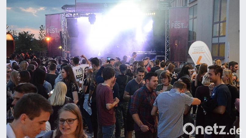 Tausende feiern am Freitagabend ausgelassen beim Campus Festival der OTH Weiden. Kunz
