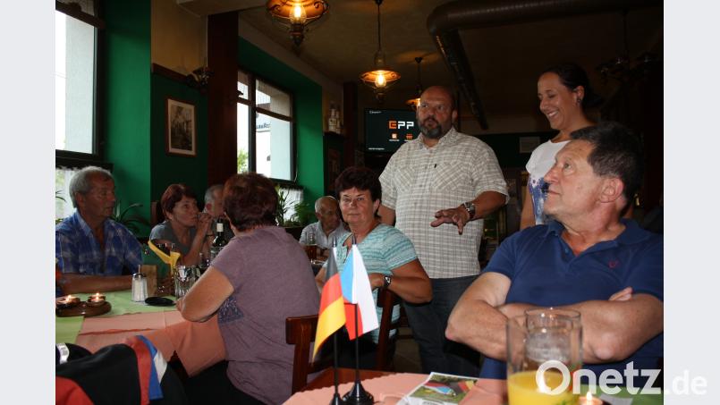 Bürgermeister Miroslav Kadlec (stehend Mitte) berichtet über das Leben an der Grenze in seiner Gemeinde. Neben ihm CeBB-Mitarbeiterin Tereza Pechová, die übersetzte. eib