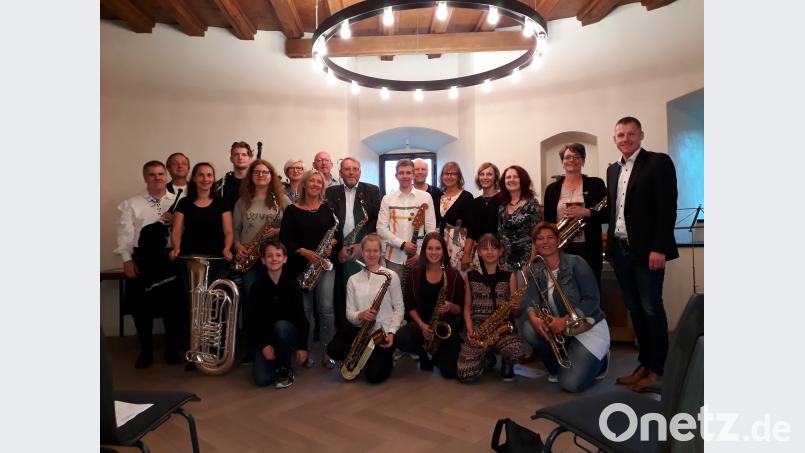 Stolz stellen sich die Musiker und ihre Lehrer nach dem Vorspiel zum Gruppenfoto auf. exb