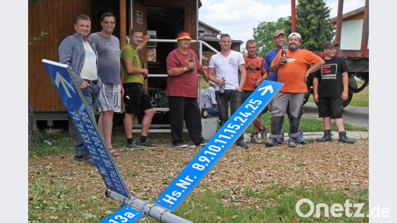 Die Kalmreuther Burschen sind kreativ und packen kräftig zu und freuen sich anschließend über ihren WM-Baum. nm