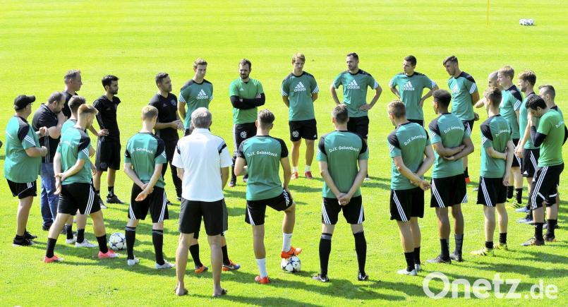 Cheftrainer Faruk Maloku (Achter von links) bei seiner Ansprache an die Mannschaft vor Beginn des ersten Trainings. Hubert Ziegler