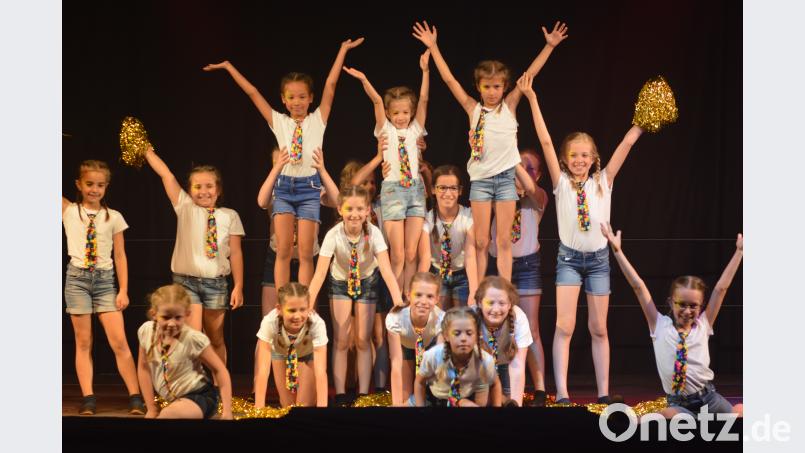 Zu Hits weltberühmter Musikstars zeigten die Tanzgruppen der SV TuS7DJK Grafenwöhr – hier die „Dancing Stars 1“ – auf die Bühne begeisternde Darbietungen. myd