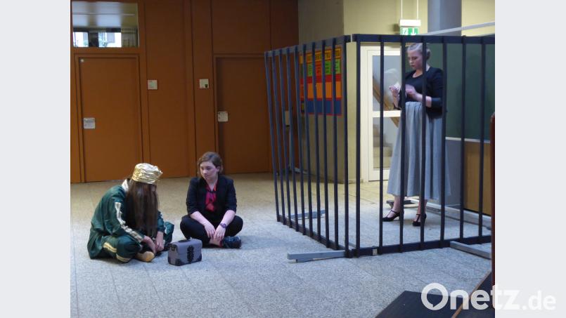 Die  Schulspielgruppe des Luisenburg-Gymnasiums nutzt das ganze Schulgelände als Bühne. exb