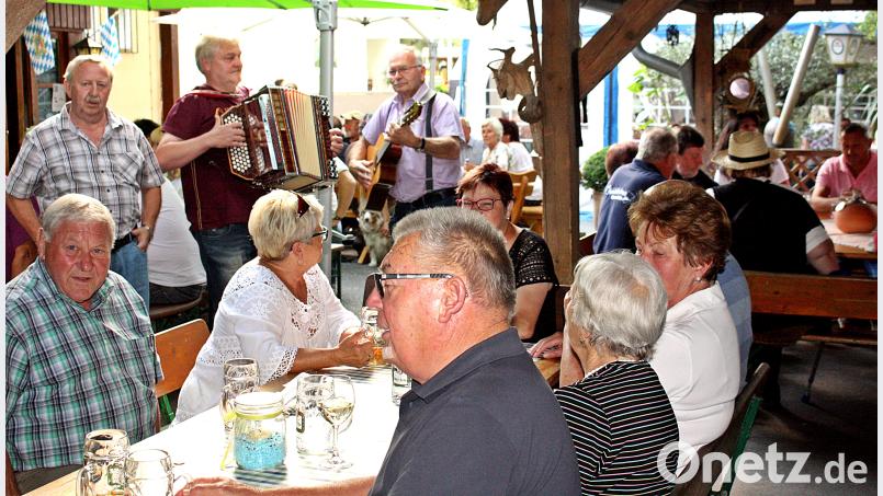 Das Fahrenberg-Duo mit Andreas und Kare unterhält die Gäste. Publikum. R. Kreuzer
