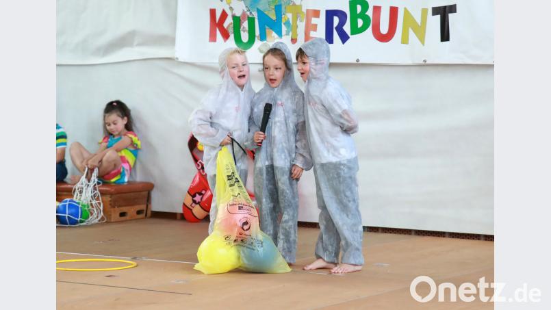 Mit dem Musical &quot;1000 Farben hat die Welt&quot; begeisterten die Kindergartenkinder die Besucher. Die &quot;bösen Grauen&quot; wollten dabei alle Farben klauen. Neumann, Jochen