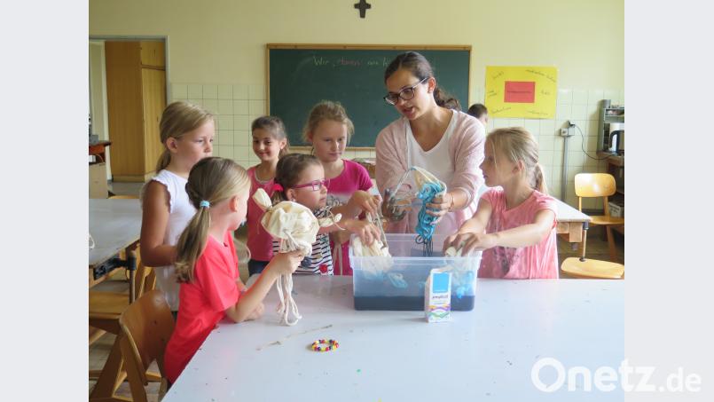 Lehrerin Eva Raps half den Schülerinnen einen Umweltrucksack zu batiken. jzk