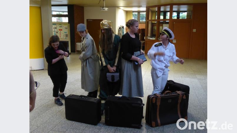 Die  Schulspielgruppe des Luisenburg-Gymnasiums nutzt das ganze Schulgelände als Bühne. exb