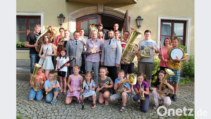 Im Kreise des Großkonreuther Musikernachwuchses überreichen Vorsitzender Gerhard Kraus (links) und Kassierer Martin Reisnecker (rechtst eine Spenden von 300 Euro an Dirigent Markus Werner (Mitte). kro