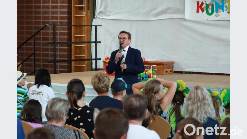 Bürgermeister Hans Donko begrüßte zum Jubiläumsfest des städtischen Kindergartens Kunterbunt zahlreiche Besucher in der Schulturnhalle. Neumann, Jochen