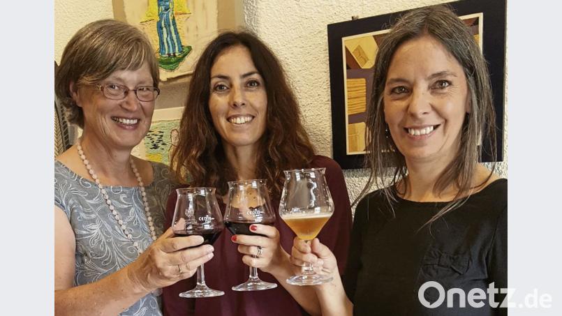 Johanna Erras-Dorfner stößt bei der Vernissage mit den Künstlerinnen Concepcion Ordonez und Andrea Potenza (von links) auf eine gelungene Ausstellung an. vt