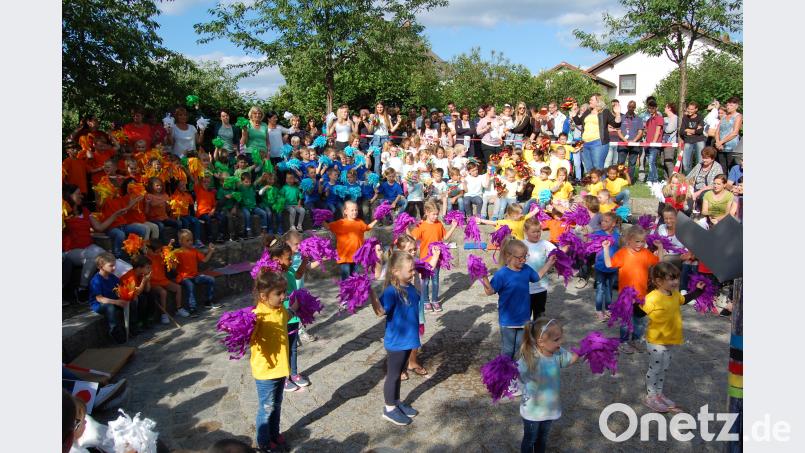 Der olympische Geist springt rasch auf die Zuschauer über – kein Wunder bei den mitreißenden Darbietungen der Mädchen und Buben der Kindertagesstätte St. Theresia. So zeigten sie bei der Eröffnungsfeier der Olympiade der besonderen Art einen großartigen Showtanz. az