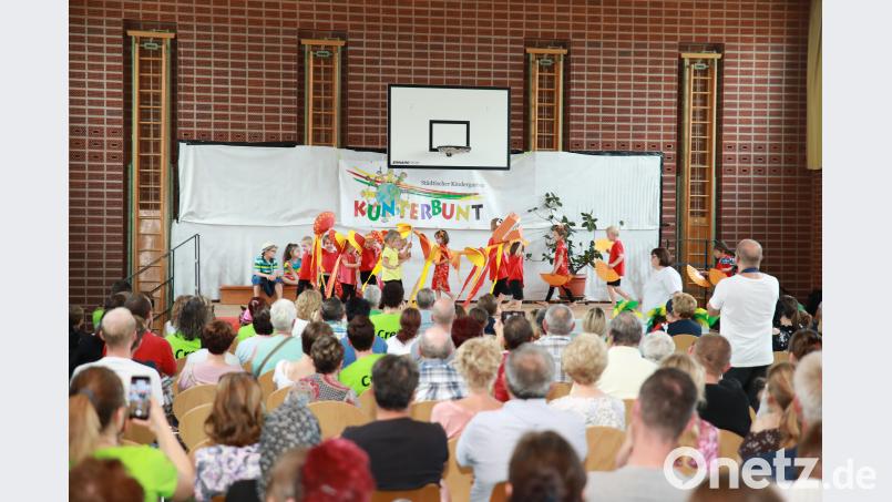 Mit dem Musical &quot;1000 Farben hat die Welt&quot; begeisterten die Kindergartenkinder die Besucher. Neumann, Jochen