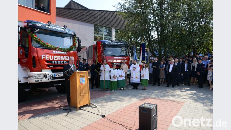 Bürgermeister Gerhard Scharl nennt das neue LF 10 der  Feuerwehr Bechtsrieth einen Beitrag zur Sicherstellung des Brandschutzes in der Gemeinde bey