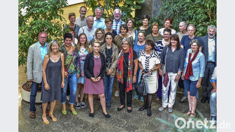 Die kreativen Kursteilnehmer mit ihren Dozentinnen Nora Matocza (Zweite von links), Uschi Schönberger (mittlere Reihe, Dritte von rechts) und Bettina Hirsch-Uwer (hinten, Vierte von rechts), VHS-Leiter Manfred Lehner (rechts) sowie Bürgermeister und Kreisrat Hans-Jürgen Reitzenstein (links). Bild: cog
