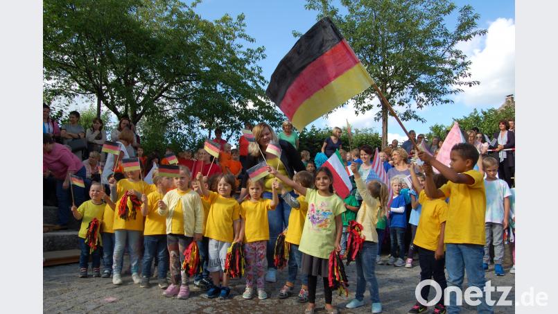 Die Aufnahmen zeigen teilnehmende Länder wie etwa Amerika, Deutschland, Spanien, Italien und einen Ausschnitt vom großartigen Showtanz bei der Eröffnungsfeier der &quot;Olympiade der besonderen Art&quot;. az