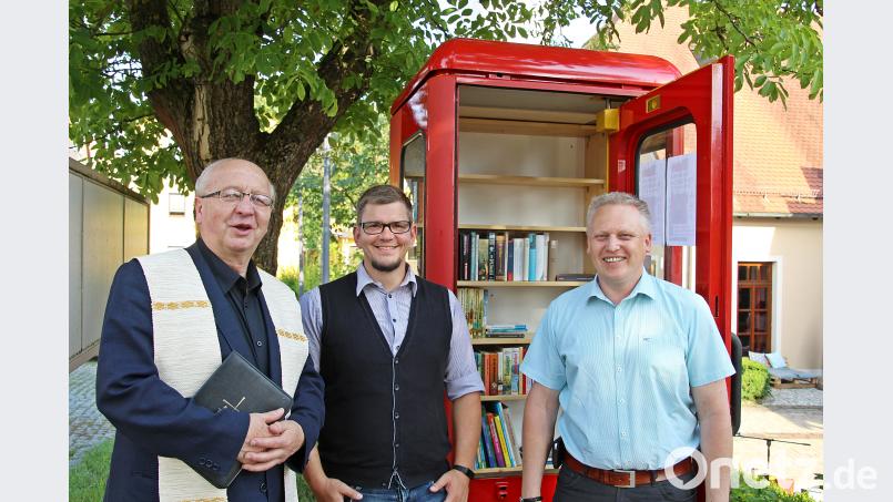 Pfarrer Helmut Süß, SPD-Vorsitzender Jan Wiltsch und Bürgermeister Jürgen Kürzinger freuten sich bei der Einweihung der Bücherzelle über die neue Errungenschaft in der Marktgemeinde. jma