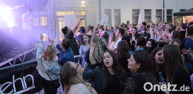 Tausende feiern am Freitagabend ausgelassen beim Campus Festival der OTH Weiden. Kunz