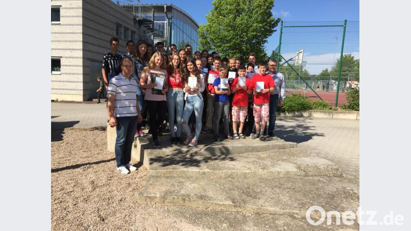 Sämtliche Teilnehmer erhielten Urkunden sowie interessante mathematische Sachpreise. Über diesen tollen Erfolg freuen sich Schulleiter Dr. Knut Thielsen (rechts) sowie die betreuende Lehrkraft Ulrich Dünzl. exb