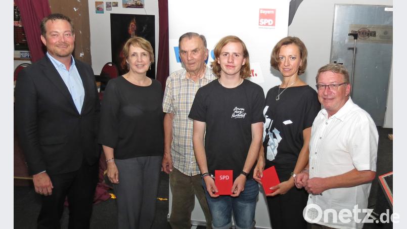 1000 Euro für die erfolgreiche Mitgliederwerbung der SPD-Rothenstadt/Konradshöhe übergab SPD-Generalsekretär MdB Uli Grötsch (links). Er übereichte zusammen mit MdL Annette Karl (Zweite von links) und Ortsvorsitzenden Gerold Gleißner (rechts) an die anwesenden Neumitglieder und an Johann Römisch (Dritter von links), der seit 1963 der SPD angehört, die neuen Parteibücher. Bild: Dobmeier rdo